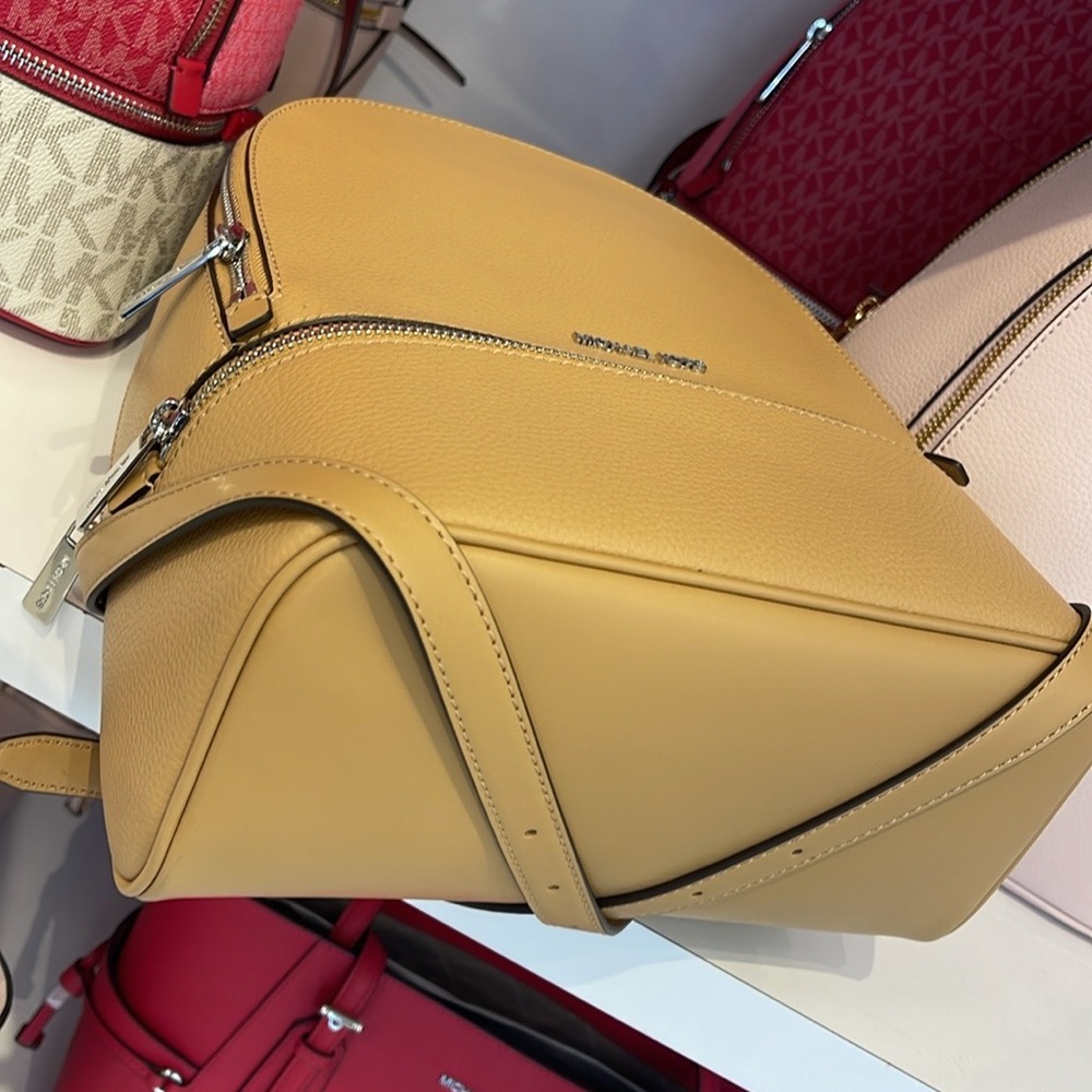 MICHAEL KORS Rhea Medium Pebbled Leather Zip Backpack
PEANUT
NWT MK - Picture 10 of 16